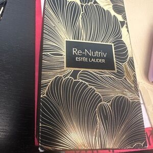 Estée Lauder Re-Nutriv Box